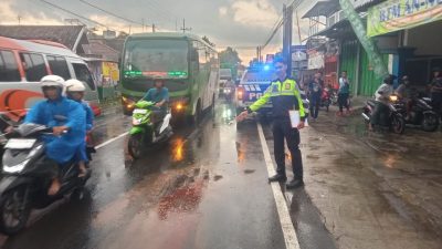 Terpeleset di Jalan Licin, Pemotor Asal Kediri Tewas Ditabrak Mobil di Tulungagung, Polisi Buru Pelaku Tabrak Lari
