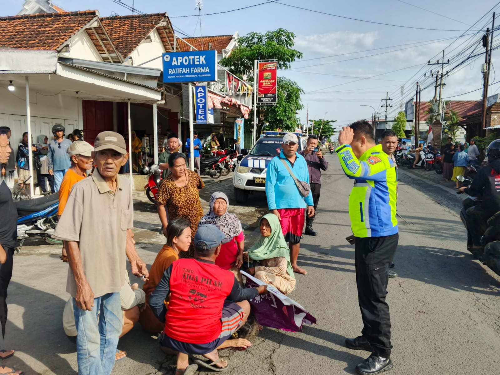 Kurang Fokus Saat Melintas Simpang, Pengendara Motor di Tulungagung Tabrak Pesepeda Perempuan