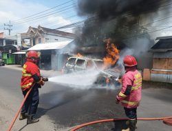 Diduga Korsleting Listrik, Minibus KIA Karnival Terbakar di Jalan Bendilwungu Tulungagung