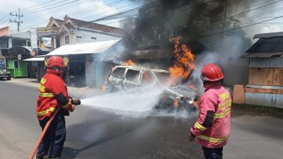 Diduga Korsleting Listrik, Minibus KIA Karnival Terbakar di Jalan Bendilwungu Tulungagung