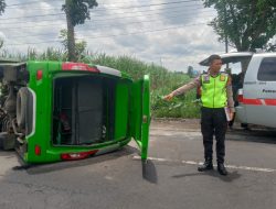 Isuzu Elf Terguling di Ngantru Tulungagung, Delapan Penumpang Luka Ringan hingga Berat