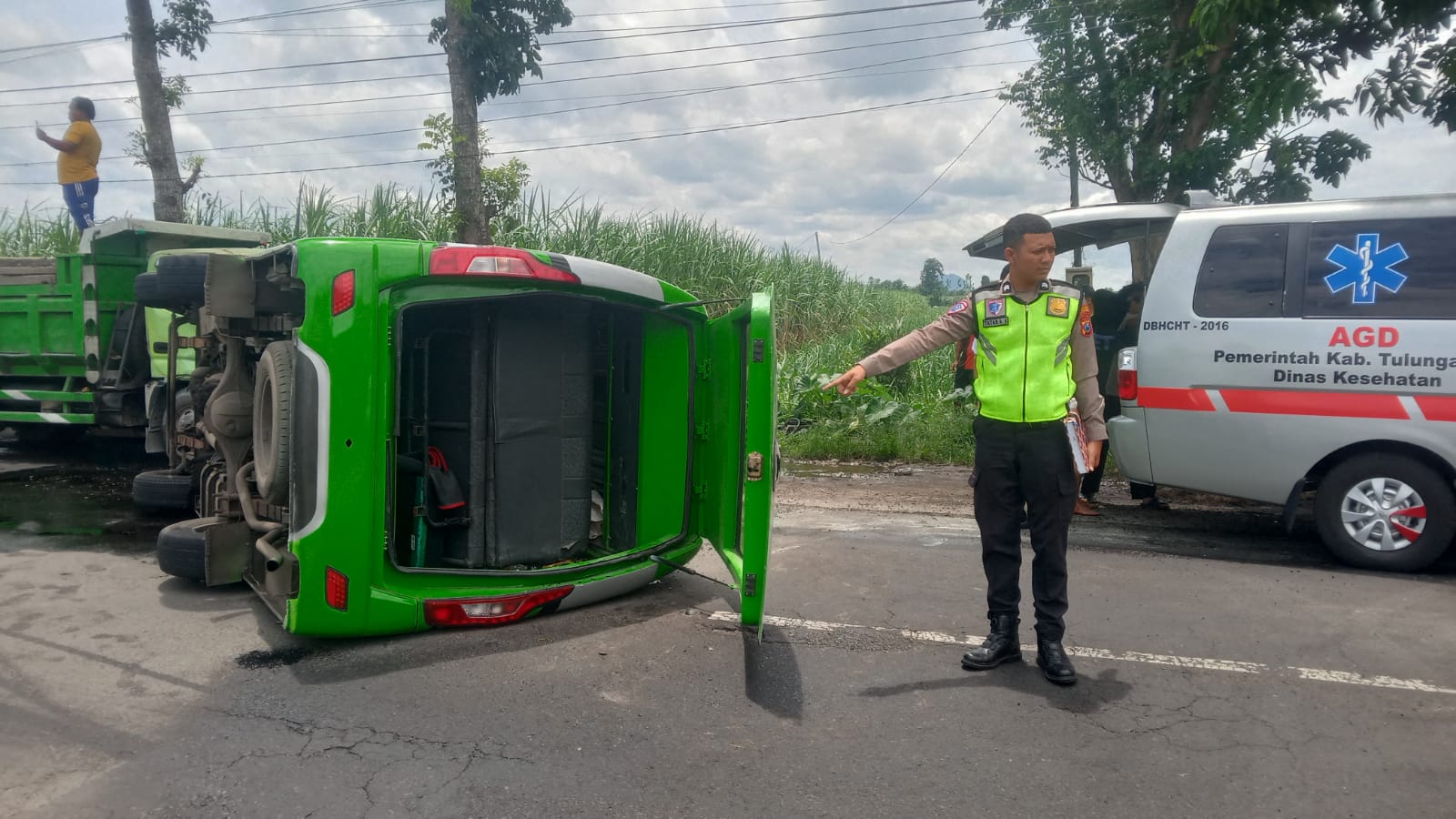 Isuzu Elf Terguling di Ngantru Tulungagung, Delapan Penumpang Luka Ringan hingga Berat