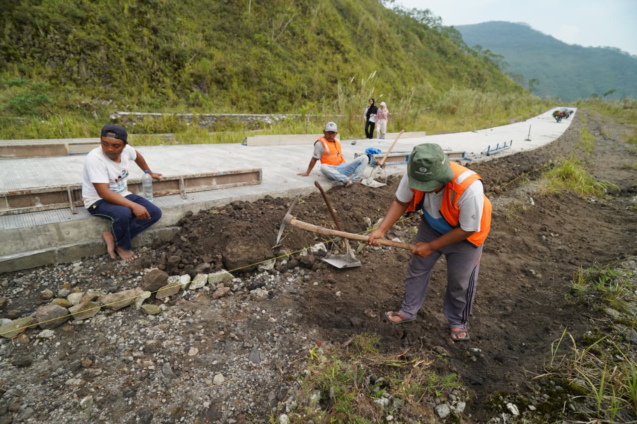 Mas Dhito Instruksikan Kelanjutan Pembangunan Jalan Menuju Kawah Gunung Kelud