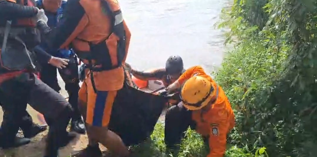 Janda Dua Anak yang Terjun ke Sungai Brantas Ditemukan Meninggal Dunia, Berjarak 20 Kilometer dari Lokasi Awal