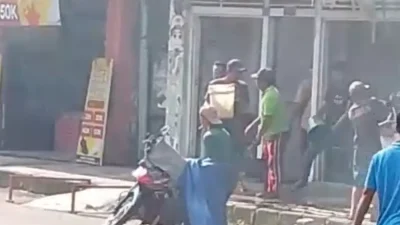 Toko Kembang Api di Kawasan Pasar Baru Kertosono Hangus Dilalap Api
