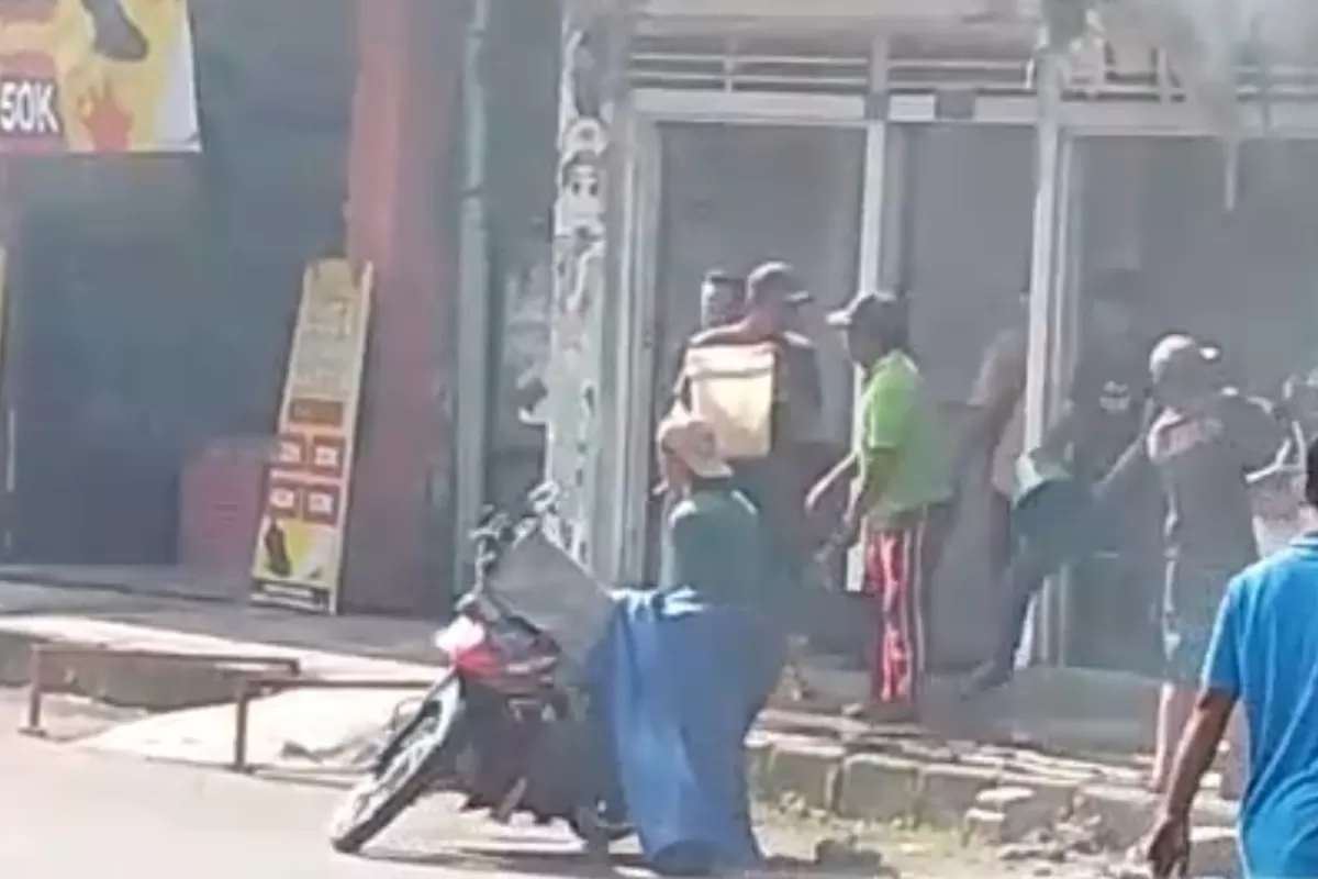 Toko Kembang Api di Kawasan Pasar Baru Kertosono Hangus Dilalap Api
