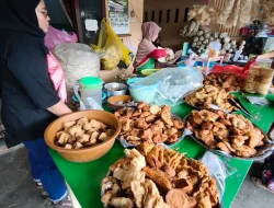 Kerupuk Pecel Bu Penik, Kuliner Legendaris Nganjuk yang Viral Sejak Dirintis 1998