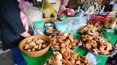 Kerupuk Pecel Bu Penik, Kuliner Legendaris Nganjuk yang Viral Sejak Dirintis 1998