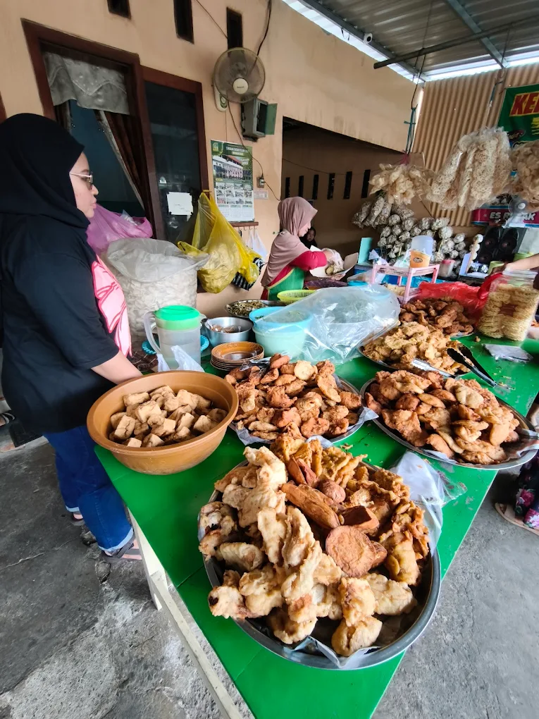Kerupuk Pecel Bu Penik, Kuliner Legendaris Nganjuk yang Viral Sejak Dirintis 1998