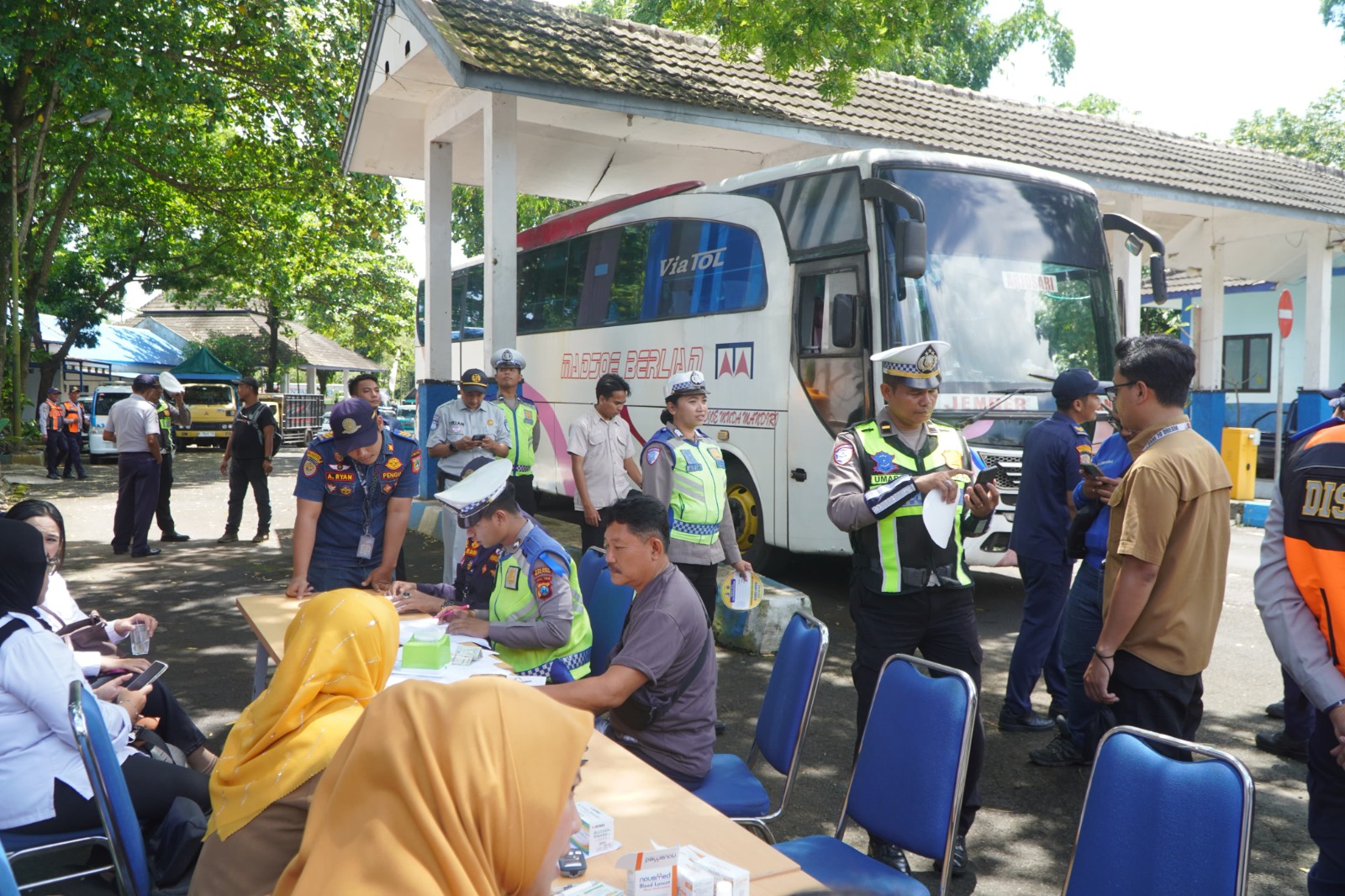 Pastikan Angkutan Umum Aman, Satlantas Polres Malang Gelar Ramp Check dan Tes Urine