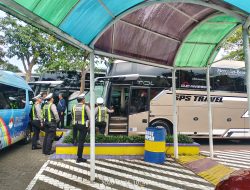 Satlantas Polres Batu Tegaskan Keselamatan Wisatawan Lewat Rampcheck Bus Pariwisata di Kota Wisata Batu