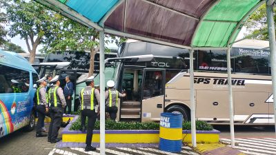 Satlantas Polres Batu Tegaskan Keselamatan Wisatawan Lewat Rampcheck Bus Pariwisata Di Kota Wisata Batu