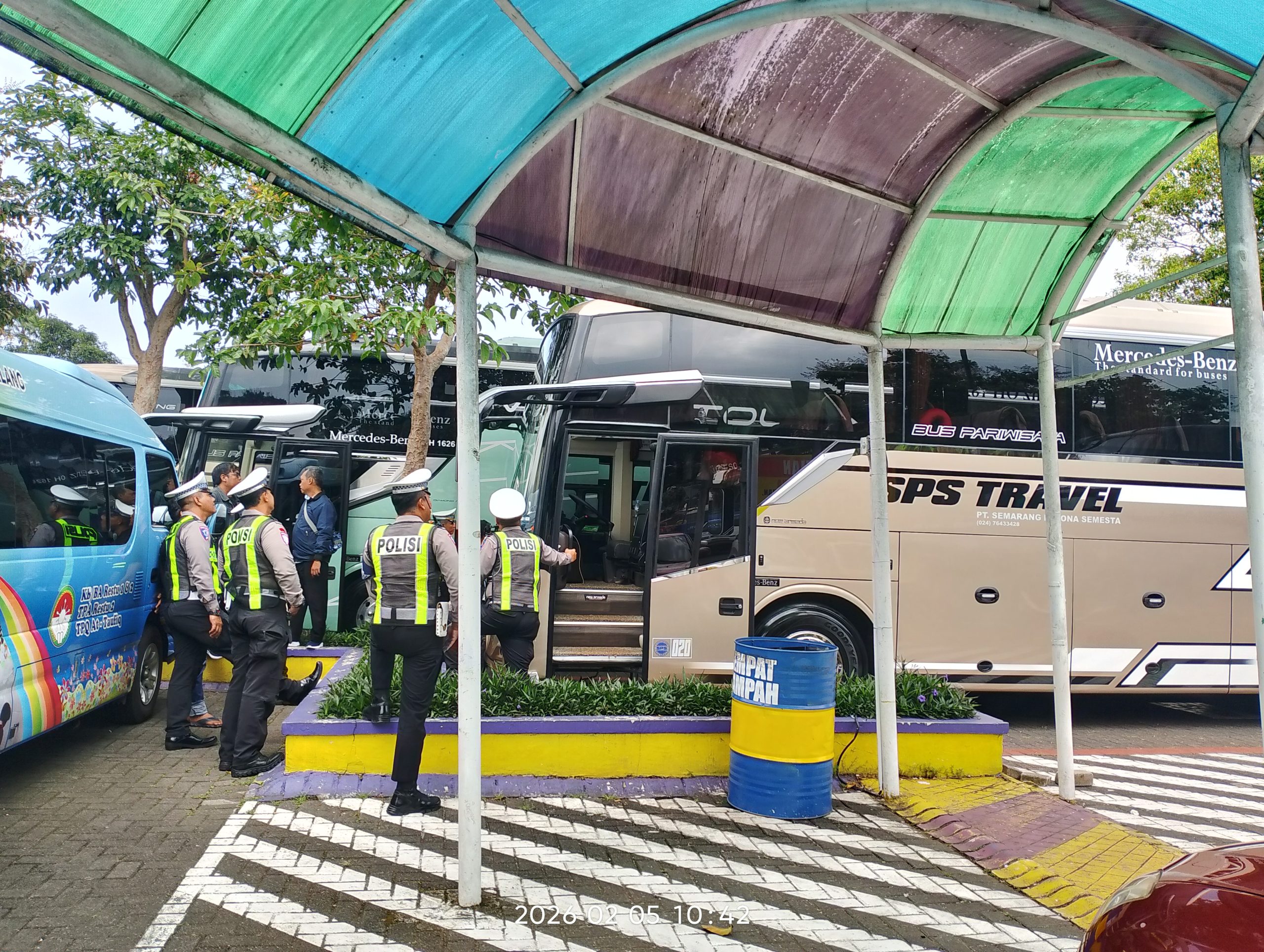 Satlantas Polres Batu Tegaskan Keselamatan Wisatawan Lewat Rampcheck Bus Pariwisata Di Kota Wisata Batu