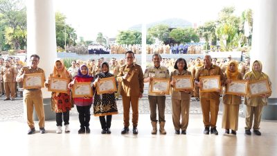 Wali Kota Batu Beri Penghargaan kepada ASN Purna Tugas