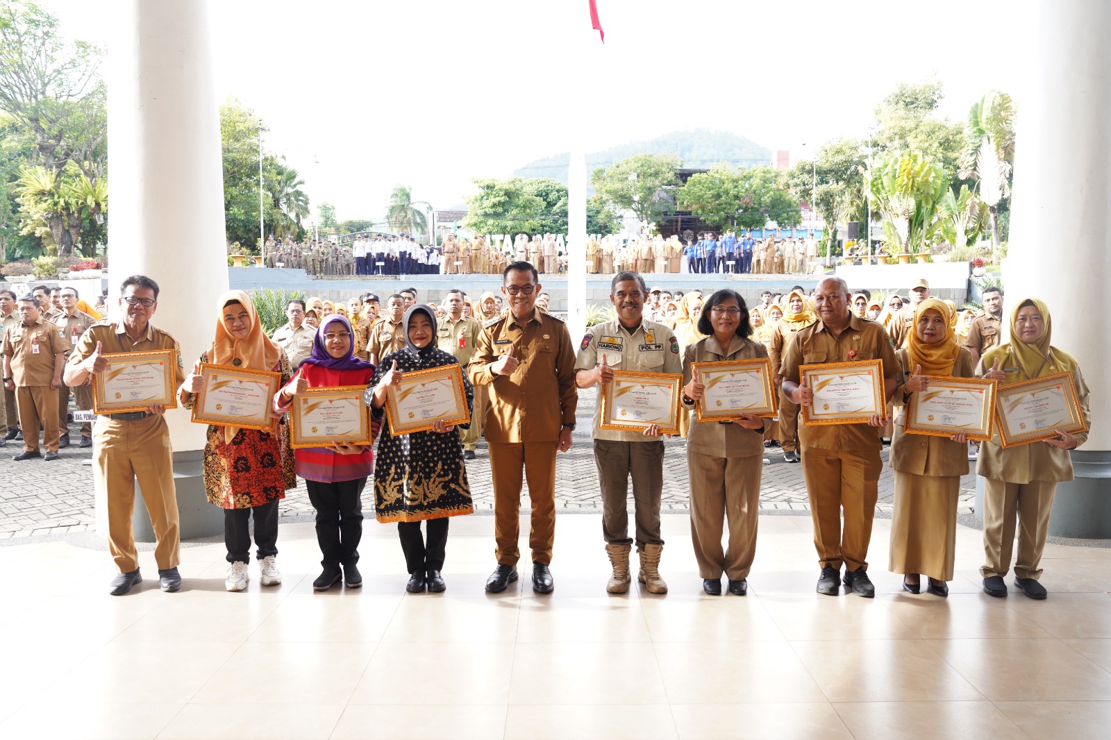 Wali Kota Batu Beri Penghargaan kepada ASN Purna Tugas