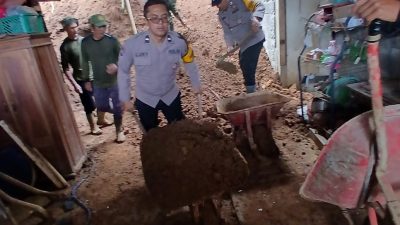 Rumah Warga di Tulungrejo Ngantang Diterjang Longsor, Petugas Sigap Lakukan Penanganan