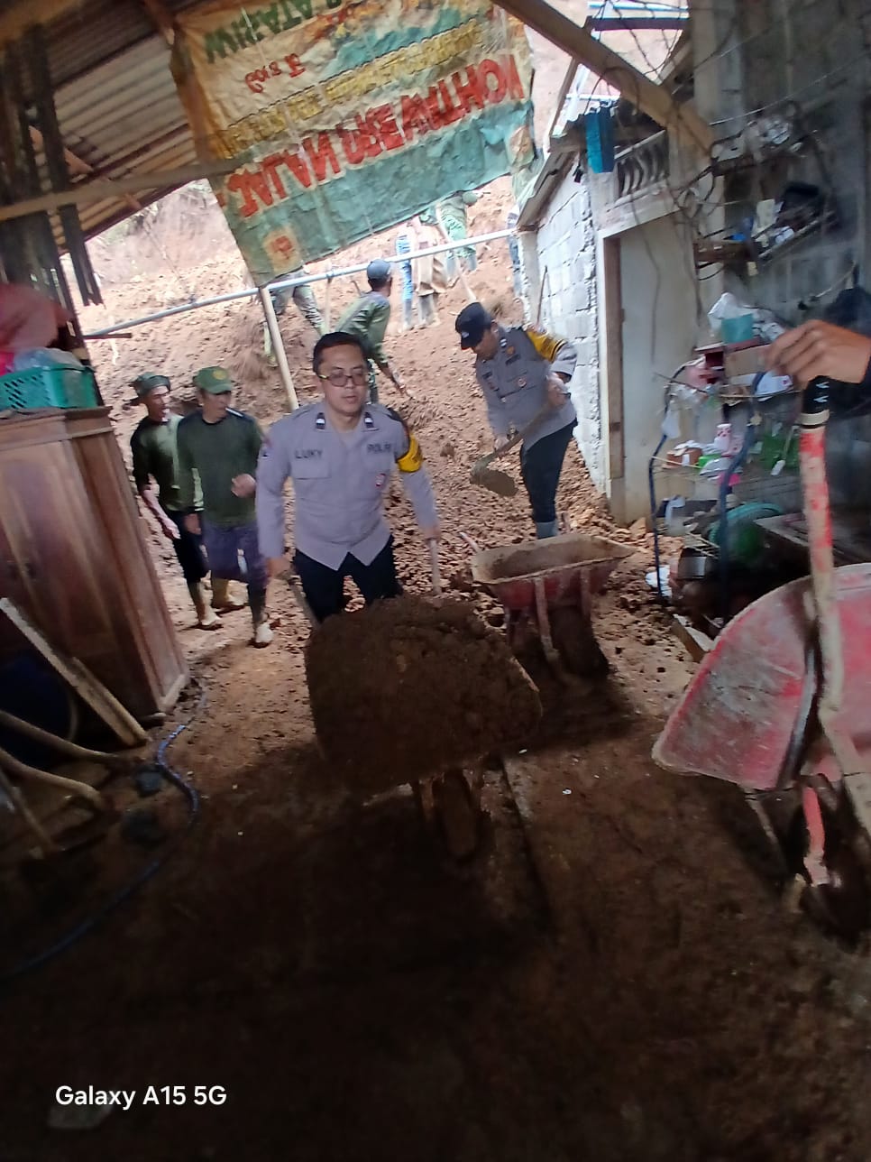 Rumah Warga di Tulungrejo Ngantang Diterjang Longsor, Petugas Sigap Lakukan Penanganan