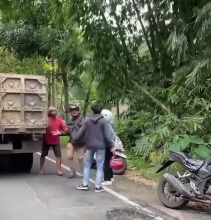 Sopir Dump Truk Serang Pemotor dengan Palu di Pujon, Korban Terluka di Kepala