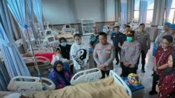 Kapolres Batu Jenguk Anggota Korban Laka Truk Rem Blong, Berikan Semangat dan Dukungan Moril