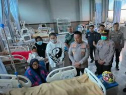 Kapolres Batu Jenguk Anggota Korban Laka Truk Rem Blong, Berikan Semangat dan Dukungan Moril