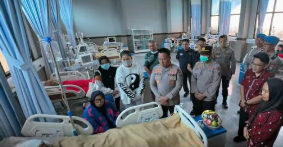 Kapolres Batu Jenguk Anggota Korban Laka Truk Rem Blong, Berikan Semangat dan Dukungan Moril