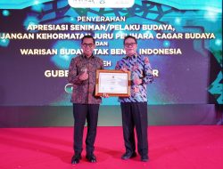 Wali Kota Nurochman Terima Sertifikat WBTb Seni Sanduk dari Menteri Kebudayaan RI