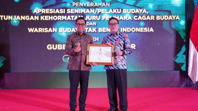 Wali Kota Nurochman Terima Sertifikat WBTb Seni Sanduk dari Menteri Kebudayaan RI