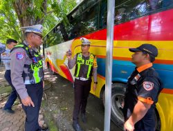 Operasi Keselamatan Semeru, Satlantas Polres Lamongan Lakukan Ramp Check dan Tes Urine Sopir Bus