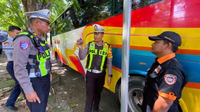 Operasi Keselamatan Semeru, Satlantas Polres Lamongan Lakukan Ramp Check dan Tes Urine Sopir Bus