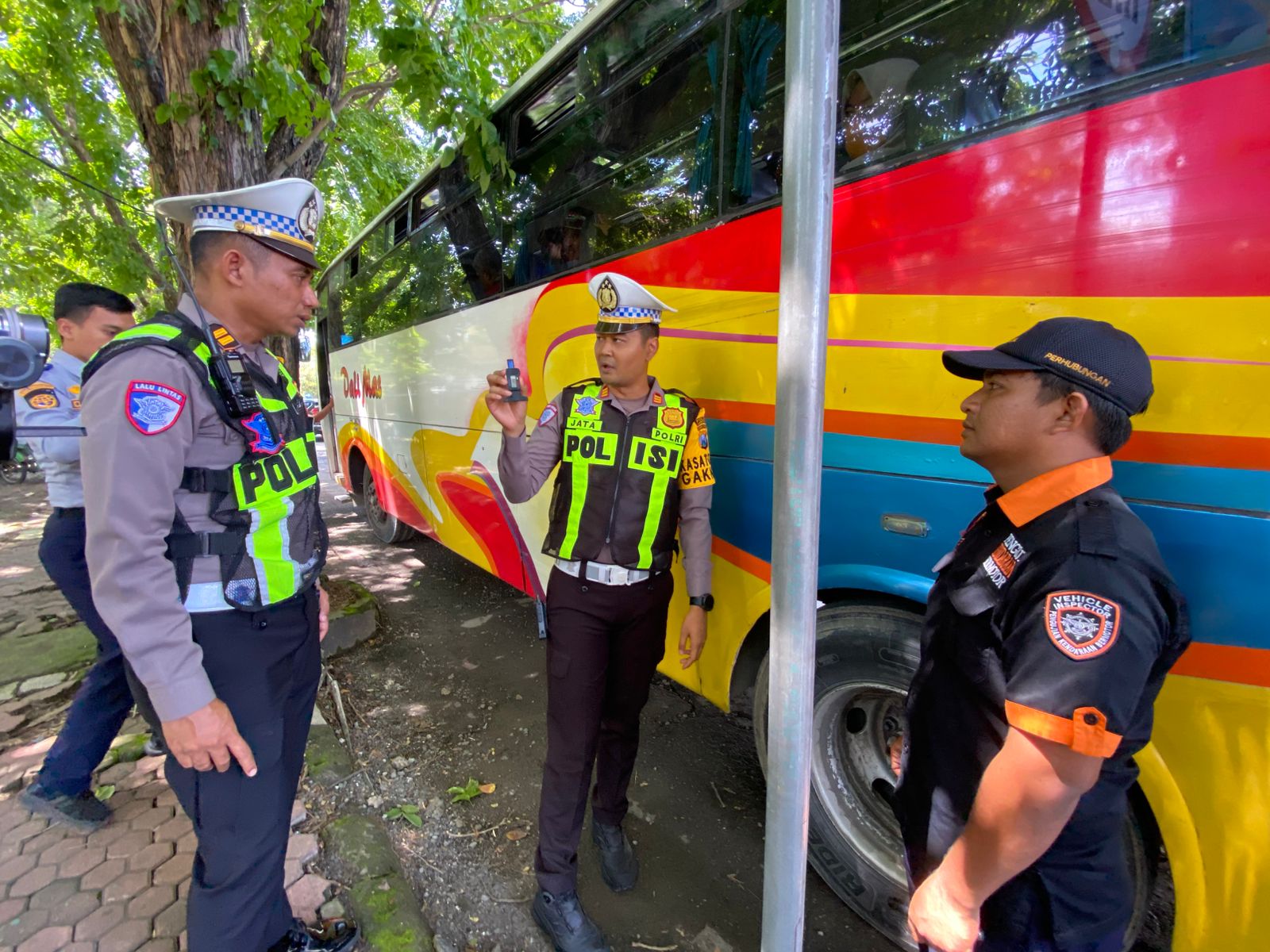 Operasi Keselamatan Semeru, Satlantas Polres Lamongan Lakukan Ramp Check dan Tes Urine Sopir Bus