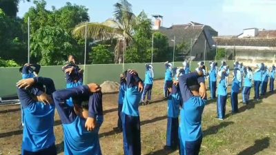 Prajurit TNI Gembleng Siswa MTS Nurul Ula Jamsaren