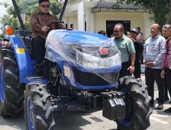 Tasyakuran Swasembada Pangan, Bupati Kediri, Mas Dhito, Salurkan Alsintan dan Benih Padi ke 34 Desa