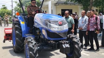 Tasyakuran Swasembada Pangan, Bupati Kediri, Mas Dhito, Salurkan Alsintan dan Benih Padi ke 34 Desa