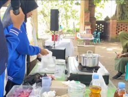 Mahasiswa KKN UNP PGRI Kediri Olah Minyak Jelantah Jadi Lilin Aromaterapi, Lurah Tinalan Beri Apresiasi
