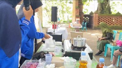 Mahasiswa KKN UNP PGRI Kediri Olah Minyak Jelantah Jadi Lilin Aromaterapi, Lurah Tinalan Beri Apresiasi