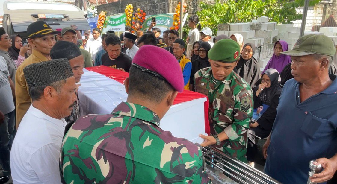 Suasana Haru Iringi Pemakaman Praka Mar Dicky, Prajurit Lamongan Korban Longsor Cisarua