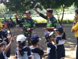 Prajurit TNI dari Koramil 0809/03 Mojoroto Temani Siswa TK A Santa Maria Kediri dalam Giat Outbound