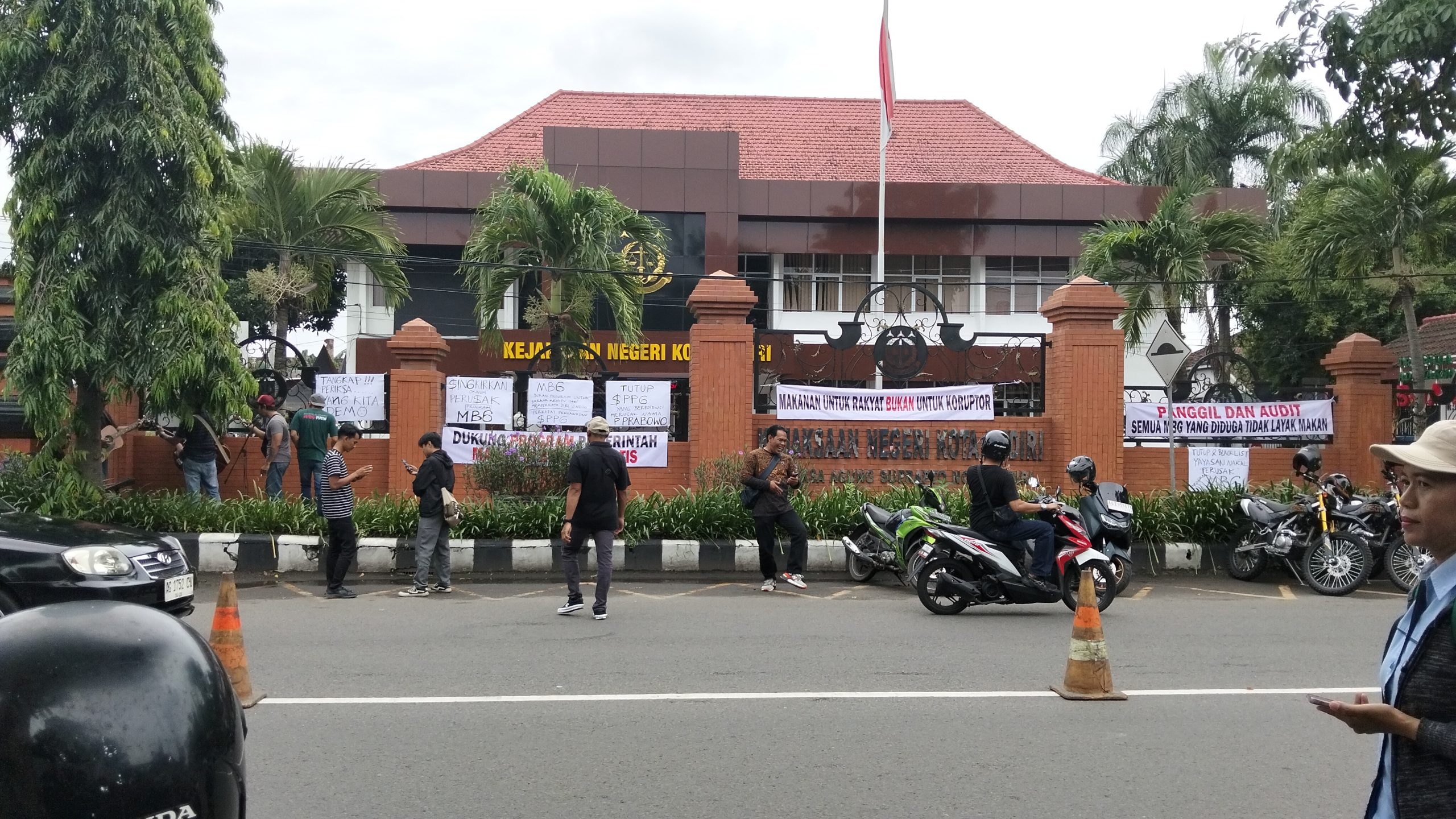 Gelombang Aksi Soroti Dugaan Penipuan dan Produk Tak Layak, Yayasan Barokah Ala Khumaidah di Kediri Jadi Sasaran Protes