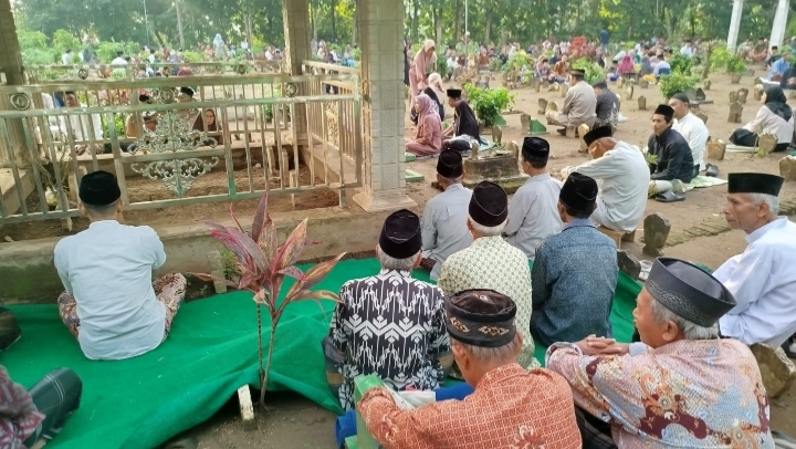 Tradisi Megengan Qubro di Desa Bulu, Kecamatan Semen, Kabupaten Kediri, terus berkembang dan semakin semarak setiap tahunnya. Ritual keagamaan yang digelar menjelang Ramadan ini tak hanya sarat makna spiritual, tetapi juga menjadi wujud nyata kekompakan dan gotong royong masyarakat,