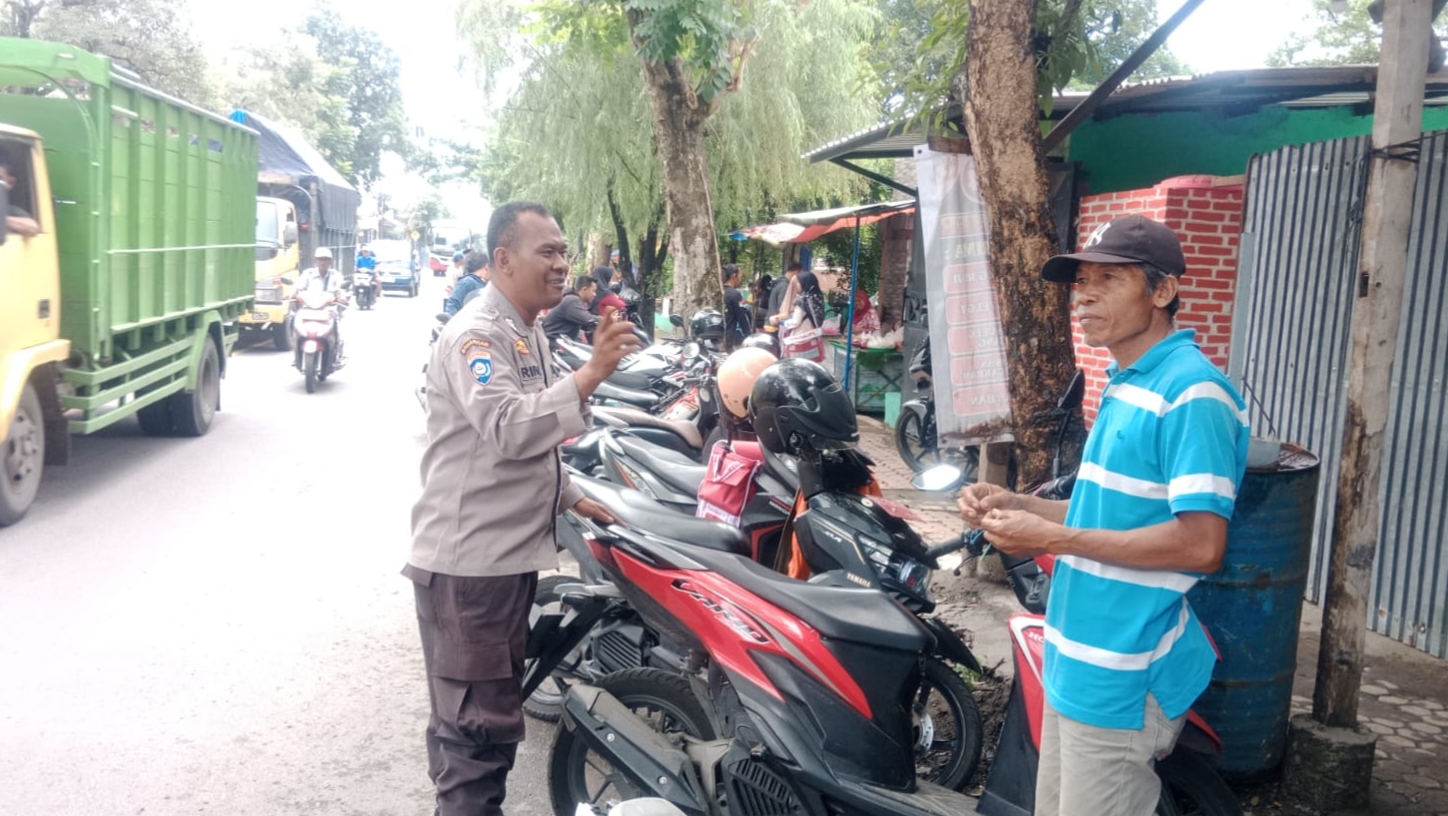 Antisipasi Lonjakan Peziarah Jelang Ramadan, Bhabinkamtibmas Perketat Pemantauan Parkir dan Keamanan Makam