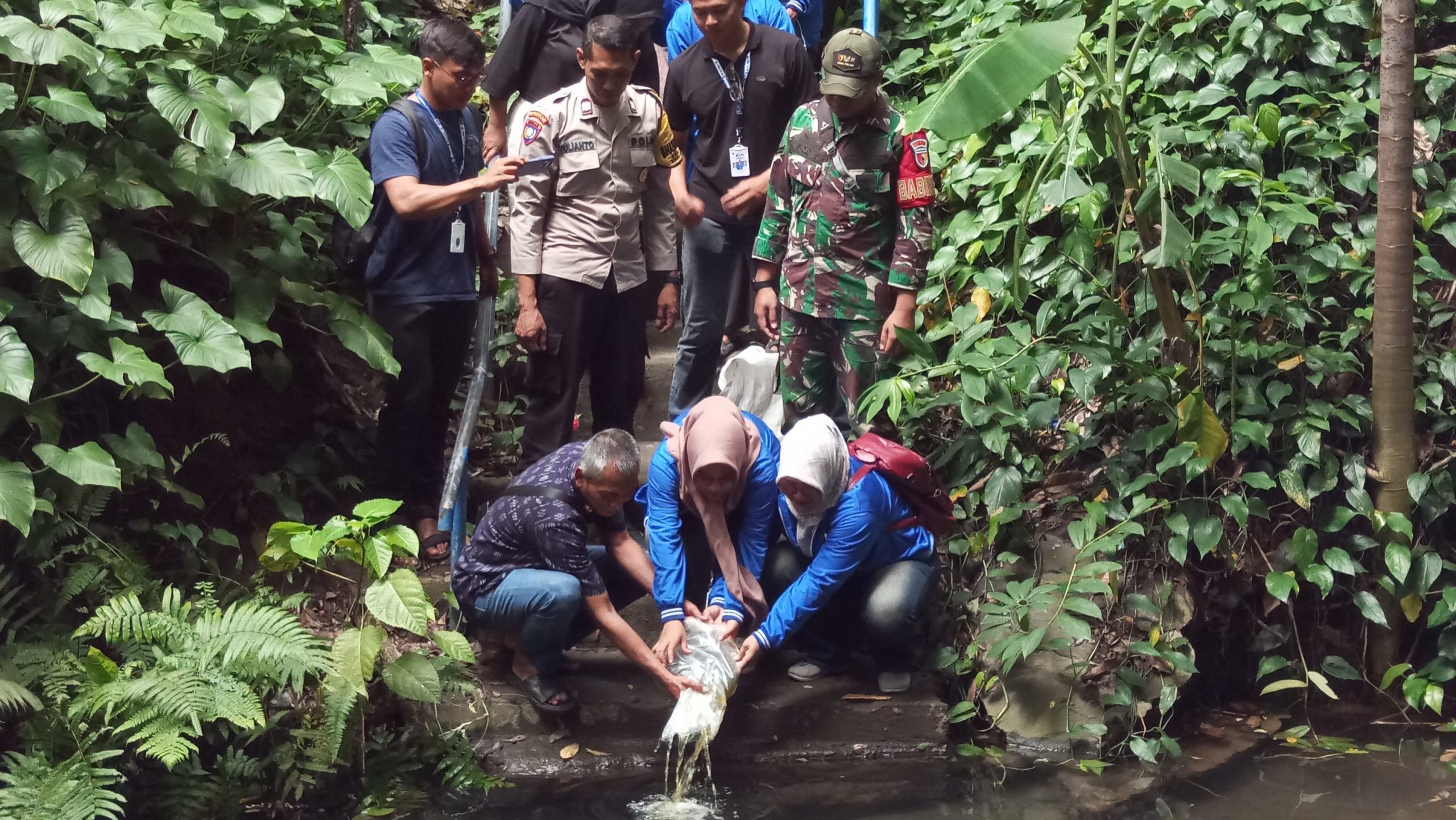 Tebar 500 Bibit Ikan Nila di Sumber Cakarwsi, Sinergi Mahasiswa KKN, Tiga Pilar, dan Pemerintah Dukung Program Ketahanan Pangan