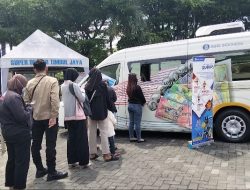 Ramai Warga Antre Penukaran Uang Baru Jelang Lebaran di Halaman Parkir Masjid Agung Kota Kediri