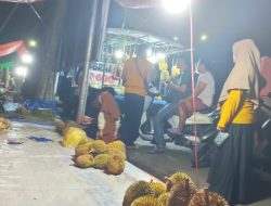 Durian Melimpah di Awal Puasa, Pedagang GOR Joyoboyo Kebingungan Soal Rasa