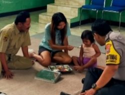 Balita Susah Makan di Kelurahan Kaliombo Diajak Makan Bersama Bareng Kader MBG B3 dan Tiga Pilar