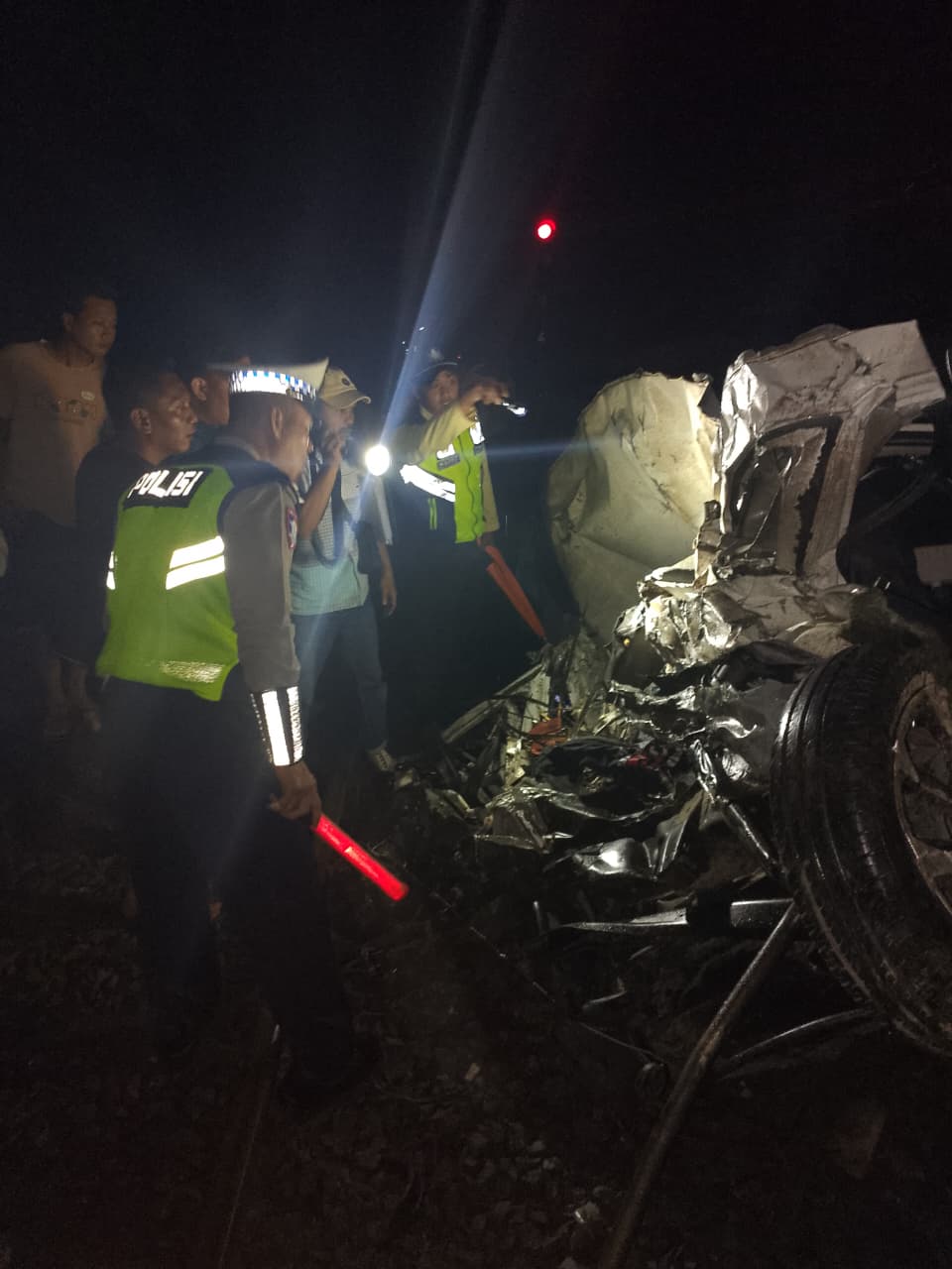 Tragedi di Perlintasan Tanpa Palang Babat Lamongan, Mobil Sigra Disambar KA Sembrani – Satu Orang Tewas