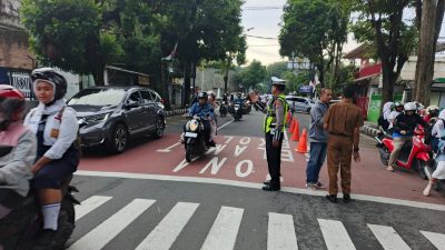 Hari Kedua Sekolah, Unit Lantas Polsek Kediri Kota Perketat Pengaturan Arus Lalu Lintas
