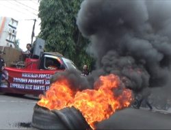 LSM Gelar Aksi Bakar Ban di KPH Perhutani Kediri, Berakhir dengan Surat Komitmen Dukung KDMP