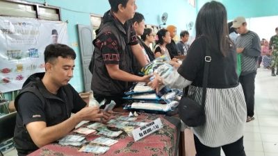 OPM Disperdagin Kota Kediri Disambut Antusias, Parkir Kendaraan Meluas hingga Tepi Jalan