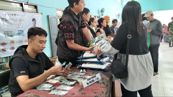 OPM Disperdagin Kota Kediri Disambut Antusias, Parkir Kendaraan Meluas hingga Tepi Jalan