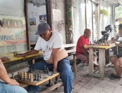 Warga Pilih Main Catur untuk Menunggu Magrib, Lokasinya di Warung Surya  Depan Pasar Bandar